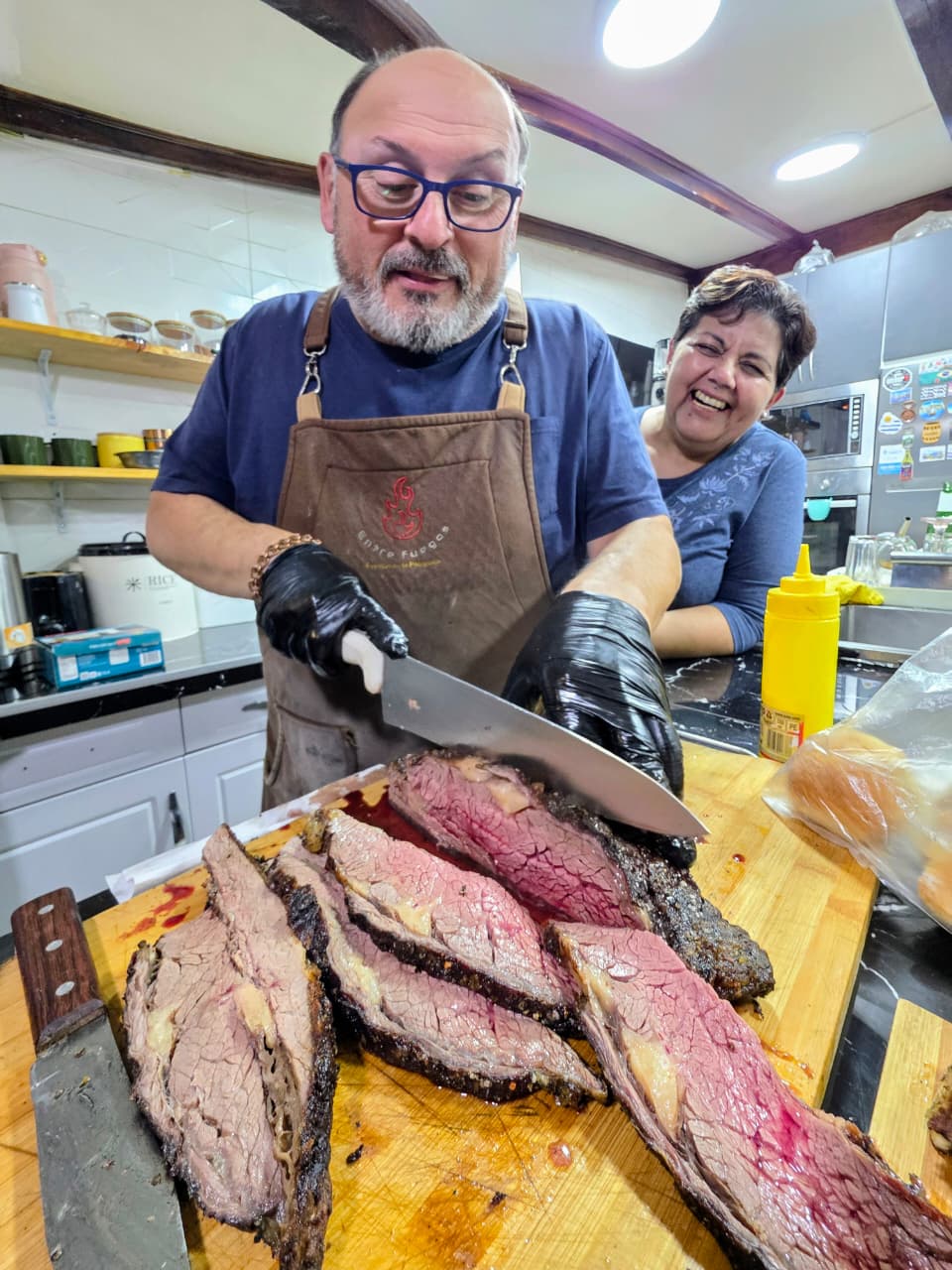 La familia de Entre Fuegos cortando un roast beef