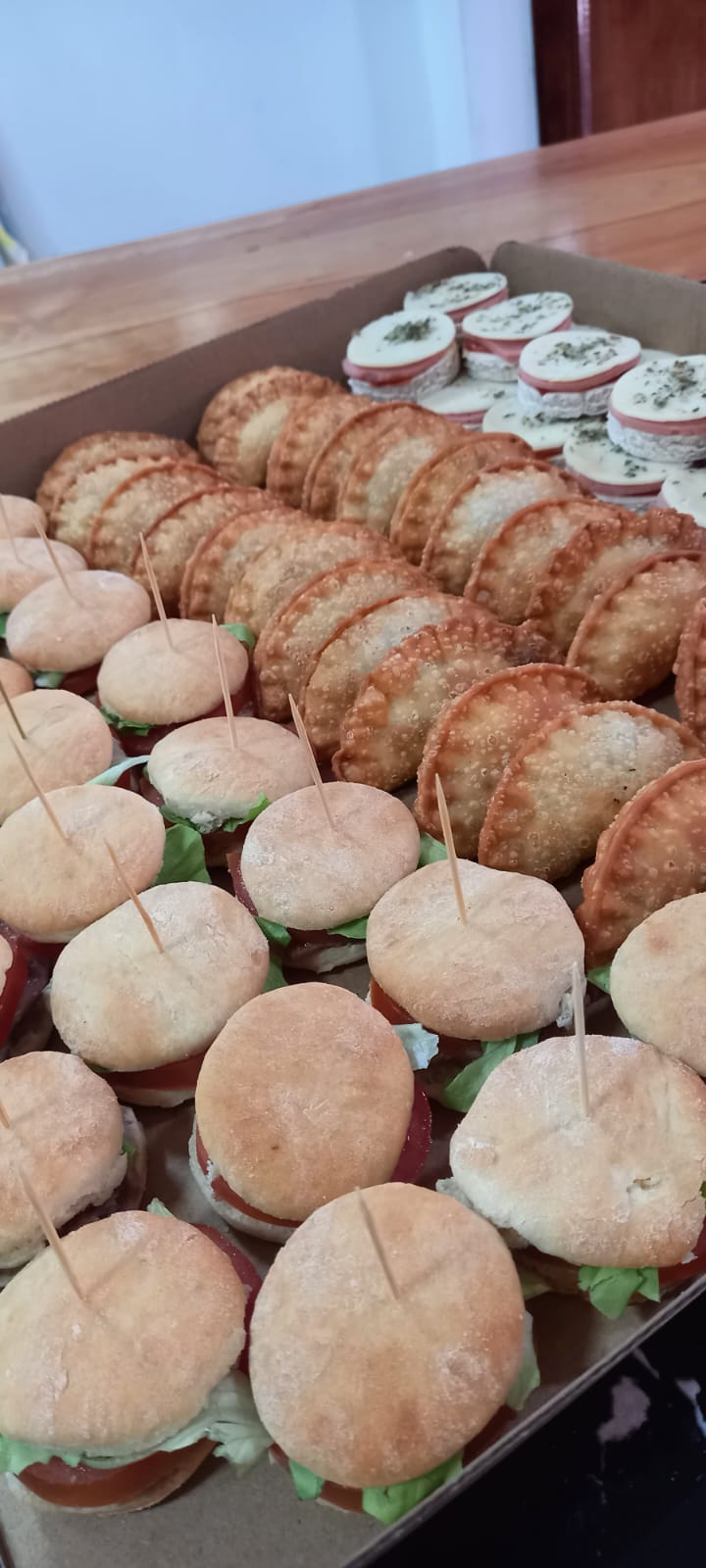 Bandeja de sándwiches y empanaditas